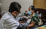 Theo chân những người mang 