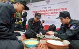 Cảnh sát cơ động Hà Nội thi tài gói bánh chưng đón Tết Quý Mão 2023, mang sắc xuân trên phố phường ảnh 2