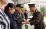 Cảnh sát cơ động Hà Nội thi tài gói bánh chưng đón Tết Quý Mão 2023, mang sắc xuân trên phố phường ảnh 15