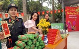Cảnh sát cơ động Hà Nội thi tài gói bánh chưng đón Tết Quý Mão 2023, mang sắc xuân trên phố phường ảnh 13