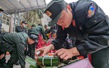 Cảnh sát cơ động Hà Nội thi tài gói bánh chưng đón Tết Quý Mão 2023, mang sắc xuân trên phố phường ảnh 10
