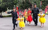 Cảnh sát cơ động Hà Nội thi tài gói bánh chưng đón Tết Quý Mão 2023, mang sắc xuân trên phố phường ảnh 17