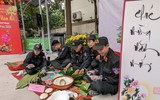 Cảnh sát cơ động Hà Nội thi tài gói bánh chưng đón Tết Quý Mão 2023, mang sắc xuân trên phố phường ảnh 3