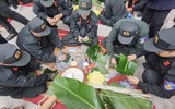 Cảnh sát cơ động Hà Nội thi tài gói bánh chưng đón Tết Quý Mão 2023, mang sắc xuân trên phố phường ảnh 8