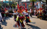 Xem trai giả gái nhảy múa nhịp nhàng, yểu điệu tại lễ hội độc đáo giữa Thủ đô ảnh 6