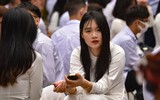 Nữ sinh trường Trần Phú Hà Nội vỡ òa cảm xúc trong ngày chia tay lớp 12 ảnh 11