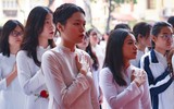 Nữ sinh trường Trần Phú Hà Nội vỡ òa cảm xúc trong ngày chia tay lớp 12 ảnh 1