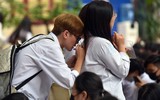Nữ sinh trường Trần Phú Hà Nội vỡ òa cảm xúc trong ngày chia tay lớp 12 ảnh 13
