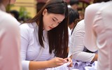 Nữ sinh trường Trần Phú Hà Nội vỡ òa cảm xúc trong ngày chia tay lớp 12 ảnh 16