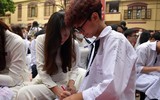 Nữ sinh trường Trần Phú Hà Nội vỡ òa cảm xúc trong ngày chia tay lớp 12 ảnh 9