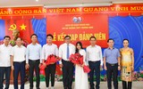 Lễ kết nạp Đảng trang trọng, tự hào của 2 học sinh THPT Hà Nội trước kỳ thi tốt nghiệp ảnh 12