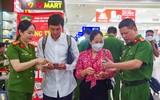 Công an Hà Nội hỗ trợ người dân kích hoạt định danh điện tử ở sân bay Nội Bài
