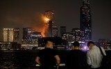 Tòa tháp chọc trời ở Hồng Kông bốc cháy như bó đuốc khổng lồ ảnh 5