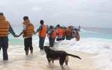 Vượt sóng dữ, kéo xuồng ở đảo An Bang