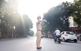 Cảnh sát giao thông Thủ đô tiếp sức cho thí sinh chống Covid-19, vượt vũ môn