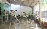 Công an các huyện Mường Lát, Quan Hóa giúp nhân dân khắc phục hậu quả mưa lũ