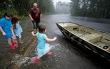 [ẢNH] Người dân Mỹ điêu đứng vì nước ngập tới cổ sau bão dữ