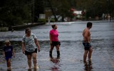 [ẢNH] Người dân Mỹ điêu đứng vì nước ngập tới cổ sau bão dữ