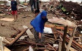 [Ảnh] Cận cảnh hiện trường tan hoang do sóng thần tấn công ở Indonesia