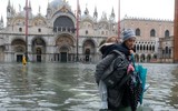 [ẢNH] Khách du lịch bì bõm lội nước… khi tới Venice, Italy