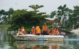 Công an Hà Nội chung sức hỗ trợ, giúp đỡ người dân vùng ngập lụt huyện Chương Mỹ