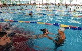 Nhộn nhịp các lớp học bơi dịp hè