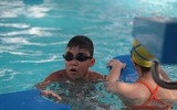 Nhộn nhịp các lớp học bơi dịp hè