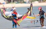 Khoáng đạt Festival lướt ván thả diều trên biển