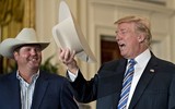 Tổng thống Trump đội mũ cao bồi, lái xe cứu hỏa để quảng cáo hàng Mỹ