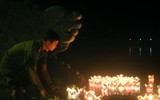 Công an Thủ đô thả hoa đăng tri ân các anh hùng liệt sỹ trên sông Thạch Hãn