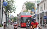 Ngắm xe buýt 2 tầng mui trần chạy trên phố trung tâm Hà Nội