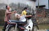 Những hình ảnh ấm áp tình quân dân ở vùng ngập Hà Nội