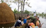 Những hình ảnh ấm áp tình quân dân ở vùng ngập Hà Nội