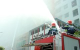 [ẢNH] Tận mắt kỹ thuật cứu người kẹt trong đám cháy nhà cao tầng ở Hà Nội chỉ bằng 2 sợi dây...