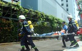 [ẢNH] Tận mắt kỹ thuật cứu người kẹt trong đám cháy nhà cao tầng ở Hà Nội chỉ bằng 2 sợi dây...