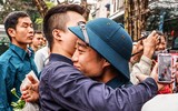 [ẢNH] Thanh niên Hà Nội tạm biệt người thương lên đường nhập ngũ