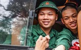 [ẢNH] Thanh niên Hà Nội tạm biệt người thương lên đường nhập ngũ
