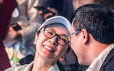 [ẢNH] Sao Ngọa Hổ Tàng Long Dương Tử Quỳnh tặng mũ bảo hiểm cho học sinh ở Hà Nội