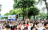 [Ảnh] Phó Thủ tướng Thường trực Trương Hòa Bình cùng người dân đi bộ kêu gọi 