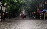 [ẢNH] Hà Nội mưa lớn, phố biến thành sông