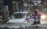 [ẢNH] Người Hà Nội mắc kẹt giữa phố sau mưa lớn