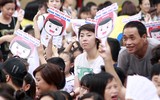[ẢNH] Học sinh và phụ huynh Hà Nội rạng ngời đi bộ kêu gọi đội mũ bảo hiểm cho trẻ em