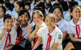 [ẢNH] 1.000 học sinh tiểu học thích thú được CSGT Hà Nội dạy đội mũ bảo hiểm đúng cách