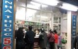 [ẢNH] Hà Nội: Người dân đổ xô đi mua khẩu trang y tế, chỗ phát miễn phí, nơi bán đắt gấp 2,3 lần