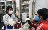 [ẢNH] Hà Nội: Người dân đổ xô đi mua khẩu trang y tế, chỗ phát miễn phí, nơi bán đắt gấp 2,3 lần