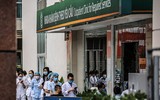 [ẢNH] Phun khử khuẩn bệnh viện Bạch Mai, chở người nhà bệnh nhân đến khu cách ly tập trung