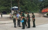 Cận cảnh nữ sinh bị bán sang Trung Quốc được trao trả về Việt Nam