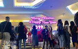 [Ảnh] Hàng vạn người đổ ra đường mừng Giáng sinh an lành