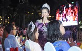 Hoa hậu Lê Thanh Thúy bị fan vây kín trong Hành trình kết nối yêu thương