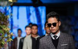 Ca sĩ Đông Hùng bất ngờ làm vedette trong fashionshow của 